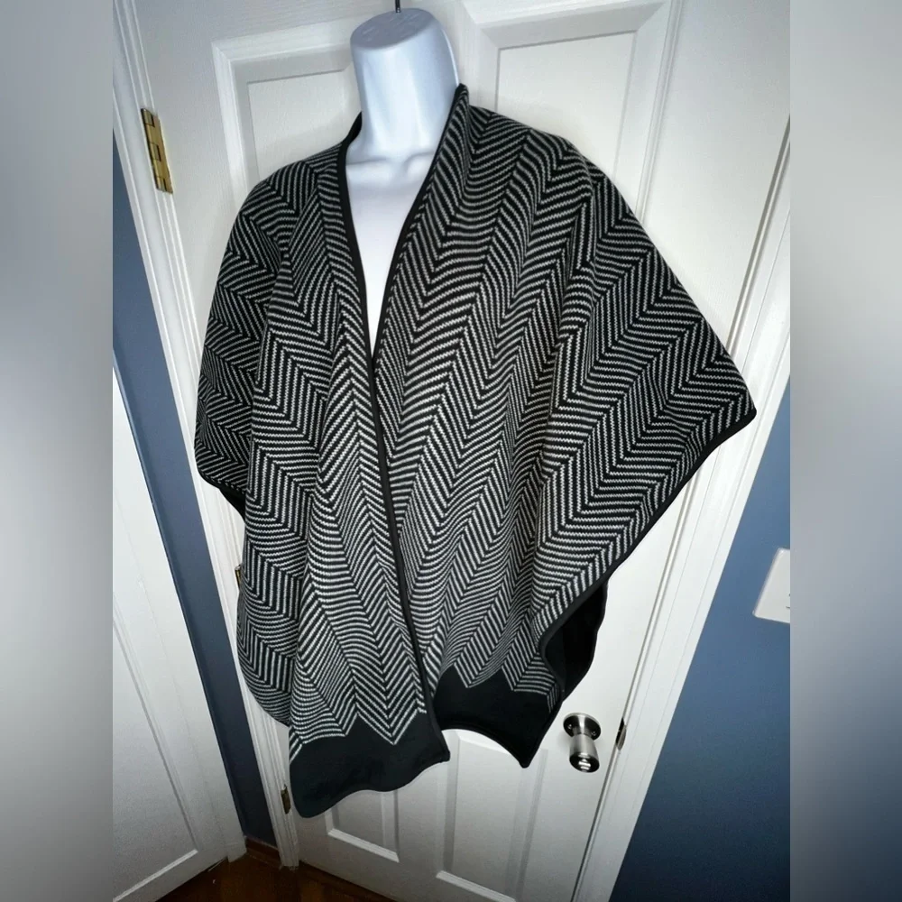 Ike Behar One Size Black Soft Geometric Fleece Ruana Wrap Poncho Sweater OS
